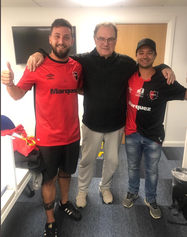 Newells_en's tweet photo. Mission complete ✅

The two Newell's fans who were seen celebrating with Leeds fans yesterday outside Elland Road met their hero.

Marcelo Bielsa apparently interrupted a meeting at the stadium so he could meet the two lads from Rosario 🔥 https://t.co/LDfzalOSnQ