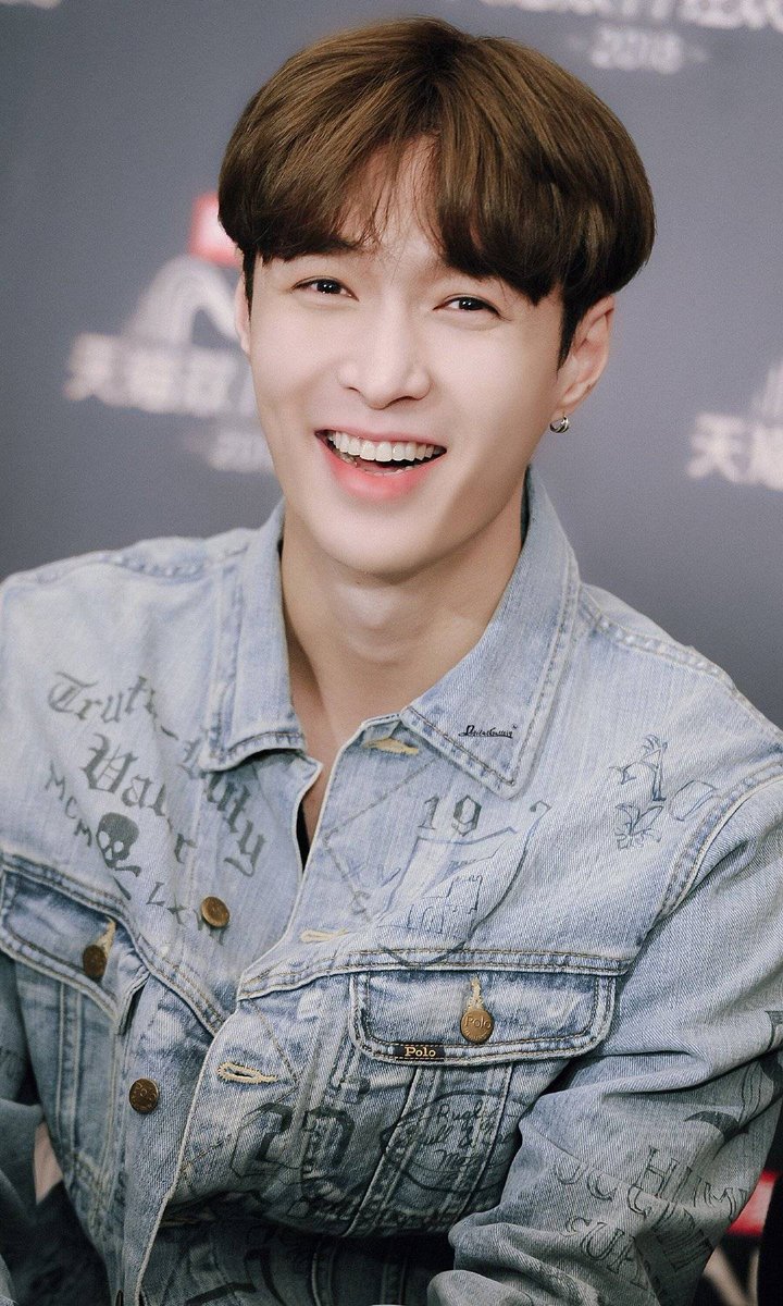 _WithEXOForever's tweet photo. Lay is back is trending in Korea, so let's trend it worldwide too and streaming "LIT" by Lay Zhang in all platforms. 💪🏻🔥

#Lay_is_back @weareoneEXO @layzhang https://t.co/5JDmlNhG0N