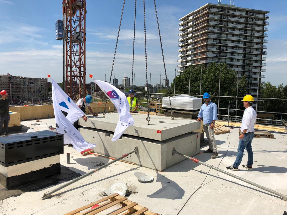 Vanmiddag is het hoogste punt bereikt (6 verdiepingen) van de eerste bouwfase van woon- en winkelcentrum Stadskwartier Palenstein. De Goede Woning heeft dit feestelijke moment met het vakpersoneel van Waal Bouw gevierd met een uitgebreide lunch.
dgw.nl/News/2313/
