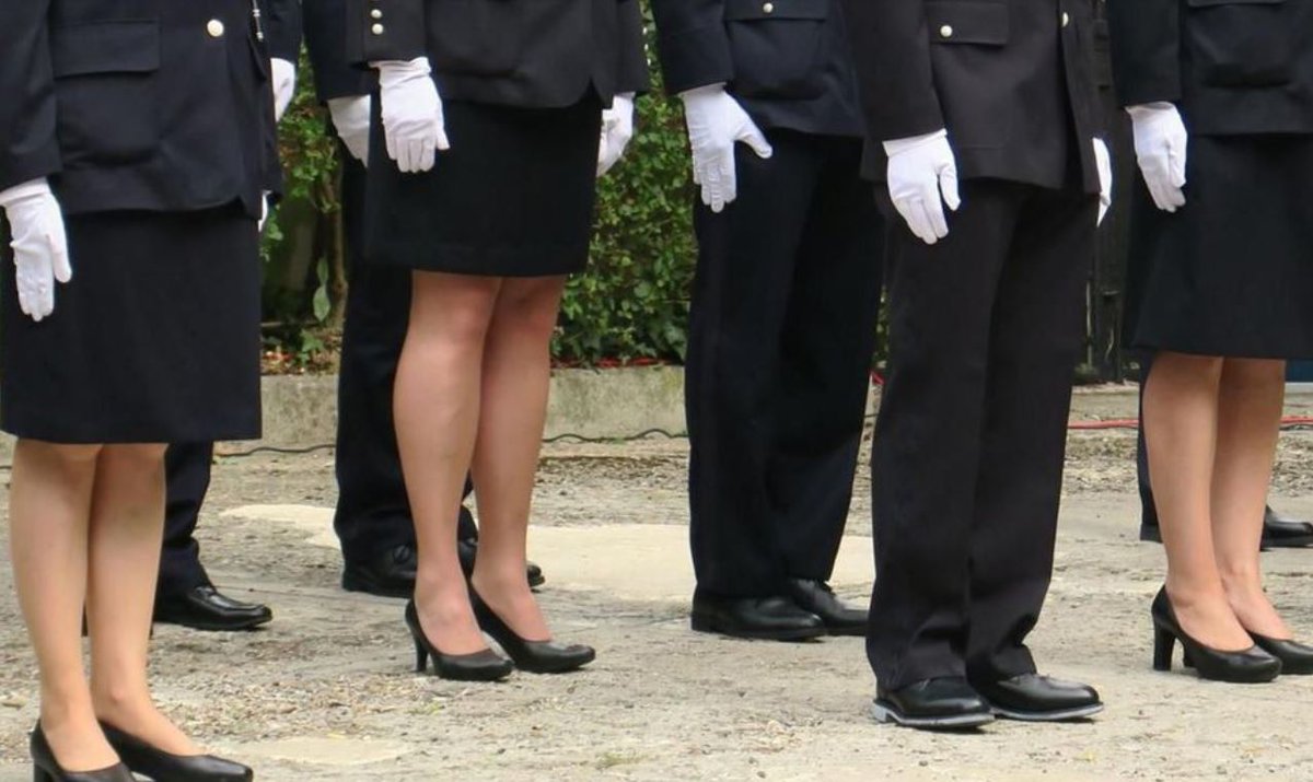 le_Parisien's tweet photo. «On n'est plus en 1950 ! C'est carrément vieux jeu !»
➡ Maquillage sobre, collants couleur chair... Une note de la préfecture de police de Paris rappelant le code vestimentaire agace > https://t.co/SnpNeWc2Bc https://t.co/0SOOthfI9Q