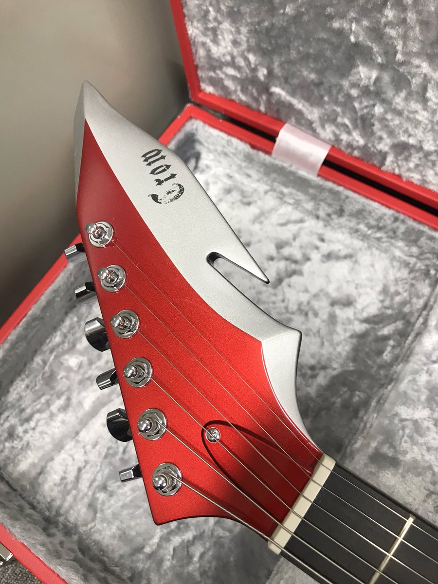 ついにレッドトマホークとご対面🎸🪓🦔
sb69運営チームの方々ありがとうございますm(_ _)m
真面目にギターに励みます！シンガンの曲弾いてみたとかアップ出来るように頑張ります！
#sb69 #ショバフェス
これ武器だ…！🪓