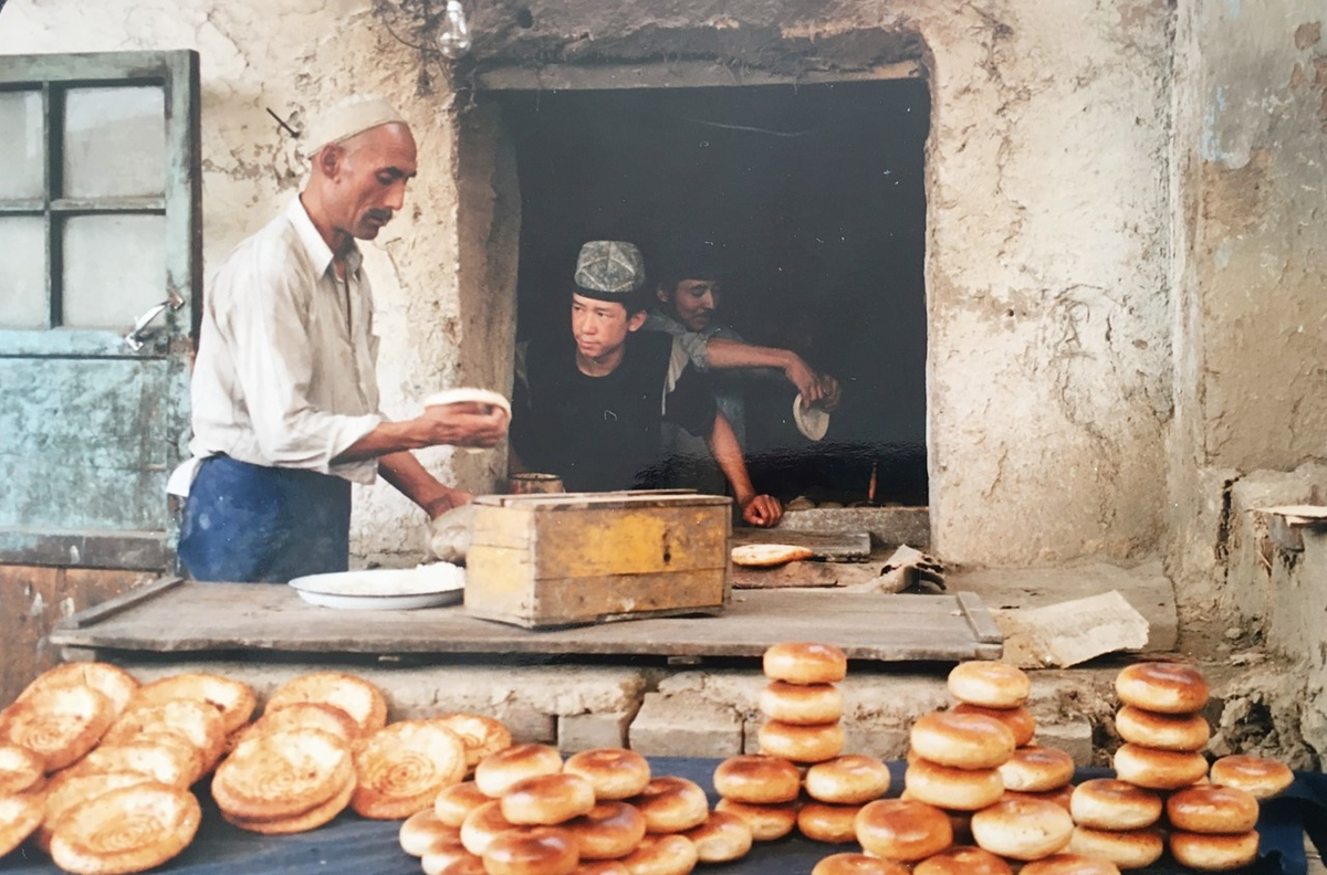 majian53's tweet photo. Bakers in Kashgar, Xinjiang, 1988. 
In 2009, the Chinese government bulldozed most of this ancient Silk Road city and replaced it with a fake, Disneyfied 'old town' for tourists, and swathes of bland modern buildings. It was a tragic desecration of Uyghur culture and community. https://t.co/u0ZCLipXo6