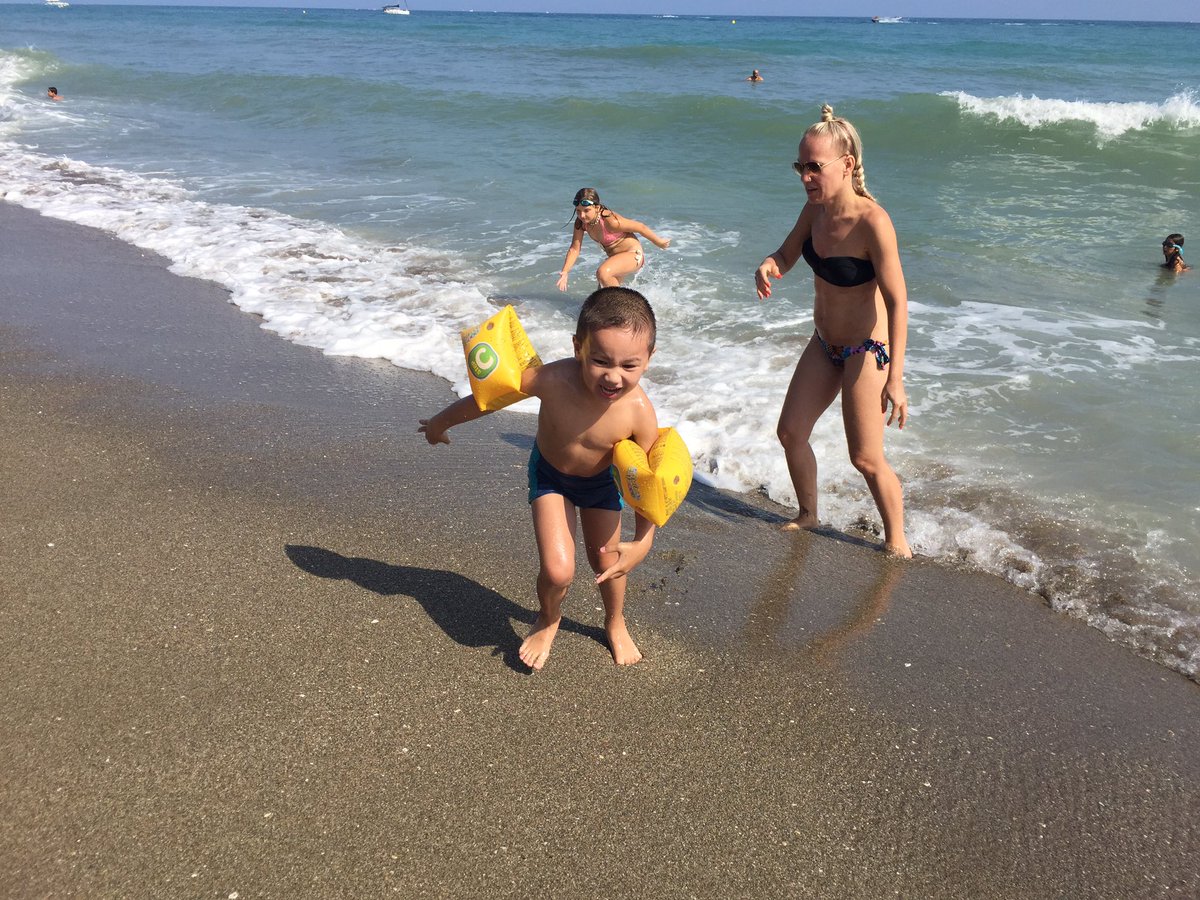 AdvFun's tweet image. Runaway from the coming waves! #beachlife #summertime #funatthebeach #kidsatbeach #yputubekids #kidsinfluencers #