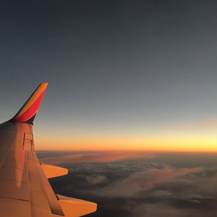 kimberlymdoty's tweet photo. Never thought I'd miss those red-eye flights home.π #TBT #leavinglasvegas #psw2016 #sunset #sky #clouds #cloudlovers #windowseatview βοΈ https://t.co/kIadO6DuDD