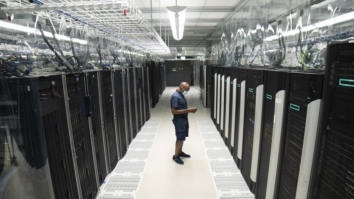 ComputerworldES's tweet photo. #HPE presenta el #Lab5G: "No se trata de crear una tecnología nueva de la nada, sino de acelerar un elemento que ya existe y avanzar en su desarrollo"
https://t.co/9vGyQ7HQ0M https://t.co/Mork3Dc7jg