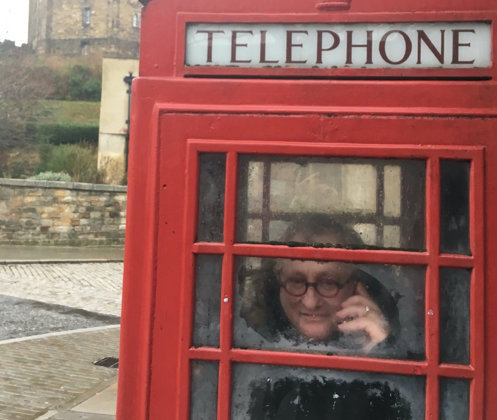 Audiatur_Online's tweet photo. Tuvia #Tenenbom ist berühmt für seine Reportagen und Begegnungen. Anfang des Jahres hat er sein neuestes Buch veröffentlicht: "Allein unter #Briten – Eine Entdeckungsreise". Dabei begegnete er einem #Antisemitismus, mit dem er nie gerechnet hätte. https://t.co/kHxAtjkHuX https://t.co/PaeY6E7B5c