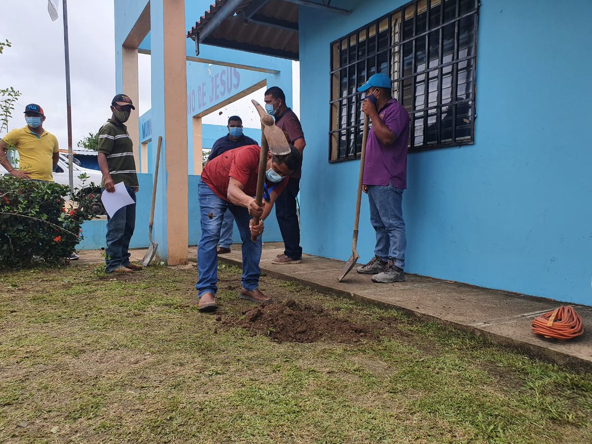 Hoy se da inicio a los trabajos de Construcción para la instalación del Nuevo Cajero Automático (ATM) del Banco Nacional de Panamá, el cual estará ubicado en las instalaciones del Municipio del Río de Jesús.
La alcaldía suministra los materiales y aporta la mano de obra.