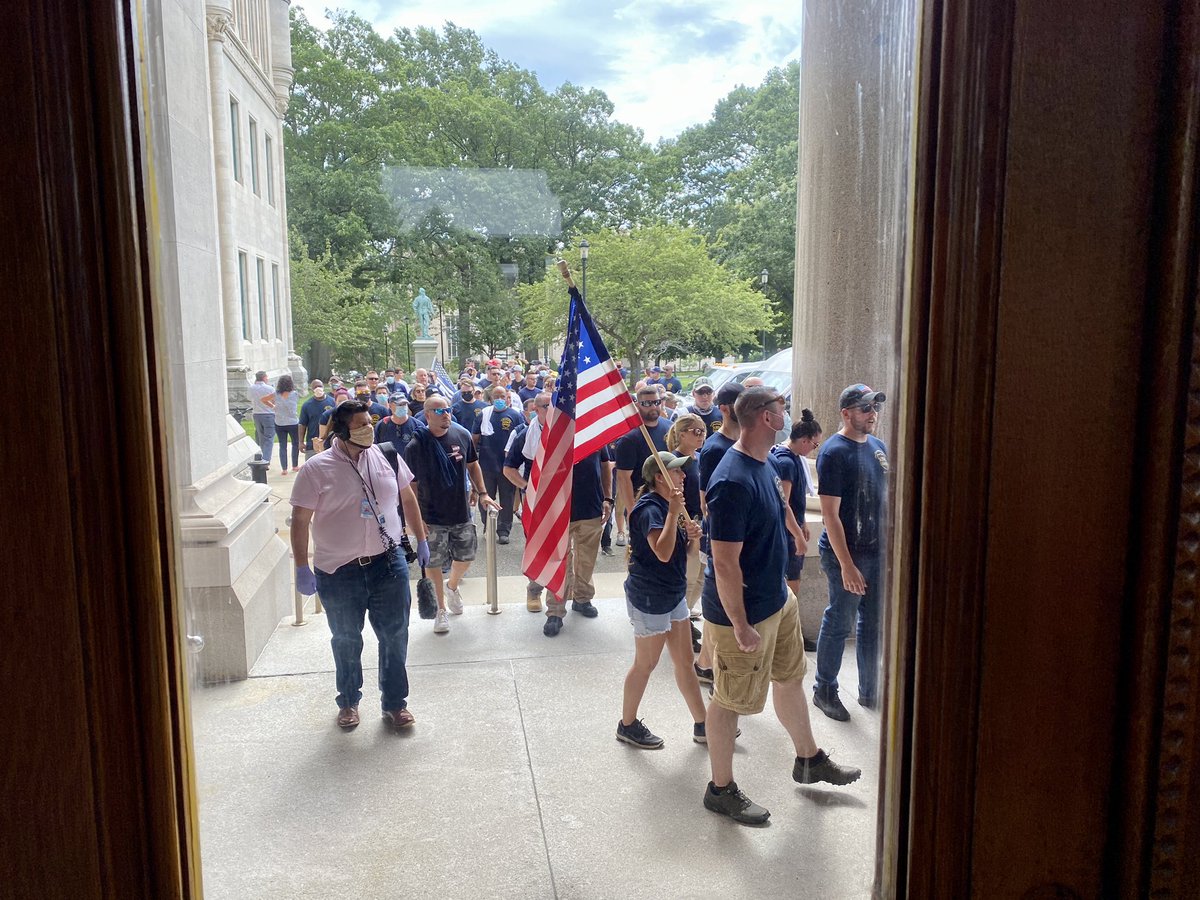 johncraven1's tweet image. Hundreds of officers and supporters are rallying outside in a “Back the Blue” rally. Their chants so loud you can hear it on the second floor