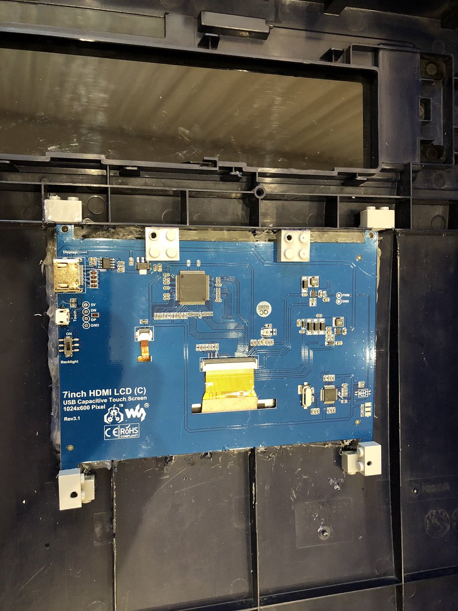 WowihaY's tweet image. #CustomMod закріпив 7" тач, зробив кришку для нього. Нажаль, були тільки білі резинові накладки, але потім чорний маркер зробе своє чорне діло