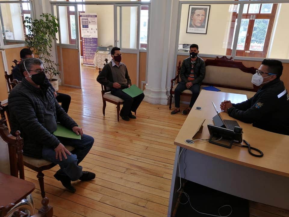 Gober_Cotopaxi's tweet photo. [REUNIÓN]
En representación del Gobernador de la provincia, @GHector_Oficial el Jefe Político de #Latacunga recibe a moradores de la parroquia  #Pilaló, coordinan acciones conjuntas que beneficien a este importante sector de la provincia.
#TodosPorCotopaxi
#Gobernación2020 https://t.co/JY05dhNur5