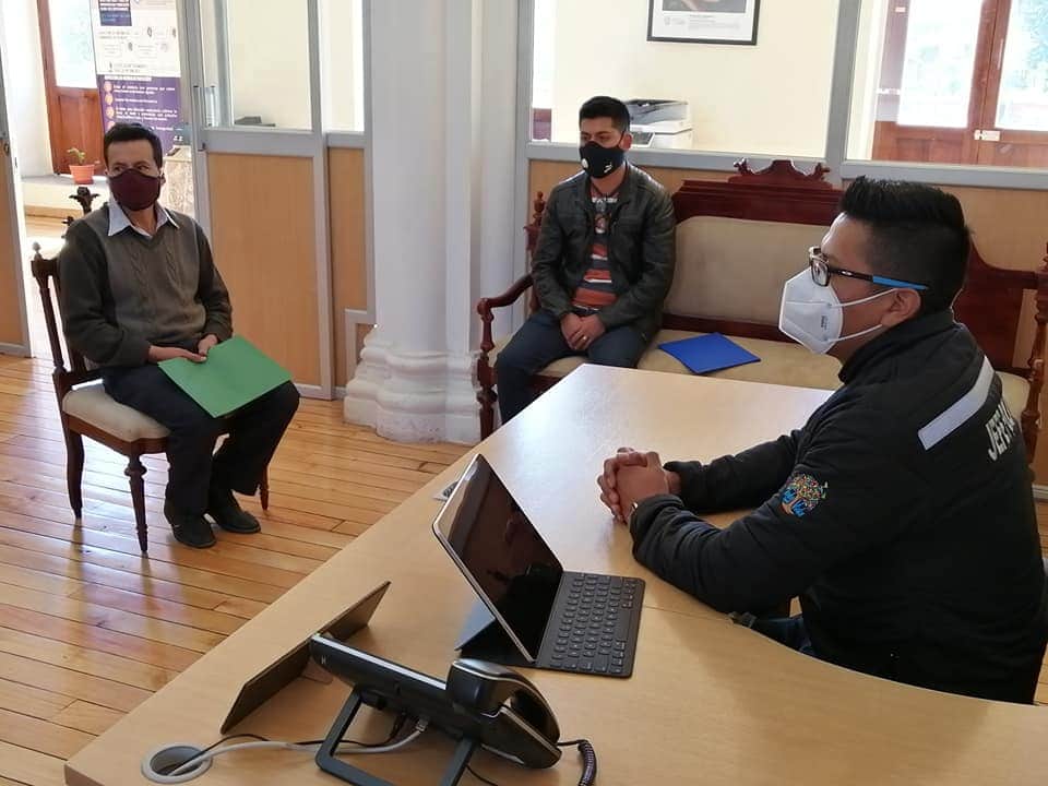 Gober_Cotopaxi's tweet photo. [REUNIÓN]
En representación del Gobernador de la provincia, @GHector_Oficial el Jefe Político de #Latacunga recibe a moradores de la parroquia  #Pilaló, coordinan acciones conjuntas que beneficien a este importante sector de la provincia.
#TodosPorCotopaxi
#Gobernación2020 https://t.co/JY05dhNur5