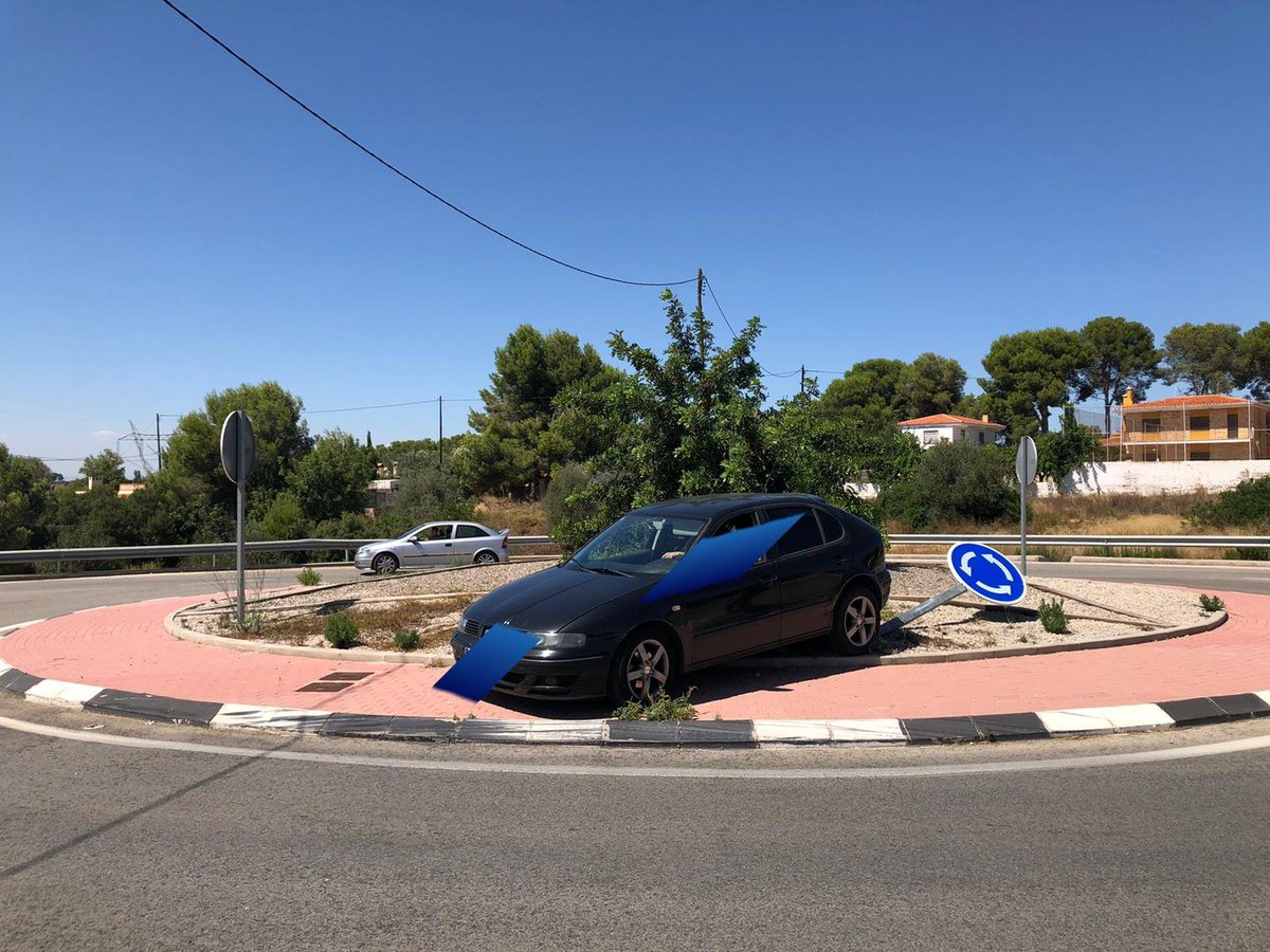 PLPicassent's tweet photo. Si aparcas en una calle con desnivel pronunciado, pon el freno de mano y engrana una marcha. El freno de mano puede aflojarse y lo mejor que puede pasar es que tu coche aparezca a 100 mts de donde lo dejaste y encima de una rotonda. Se nos ocurren muchas cosas peores.
#Picassent https://t.co/tNXWS5gAYH