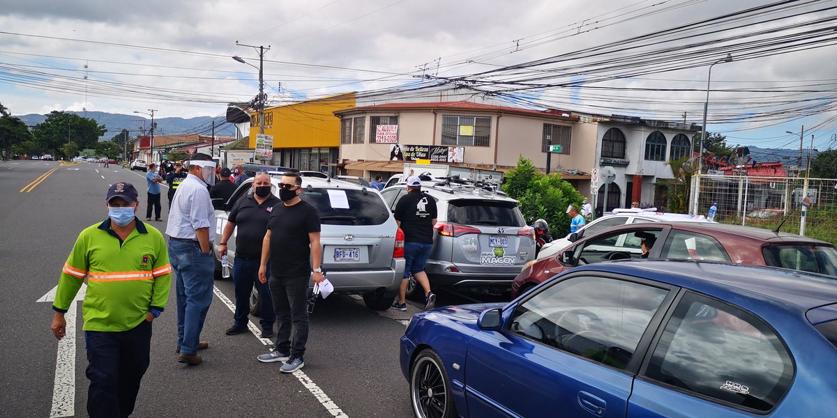 Asociación de Bares también se manifiesta está mañana en las cercanías de la Clínica Carlos Durán y se dirigen a Casa Presidencial @traficocr #traficocr