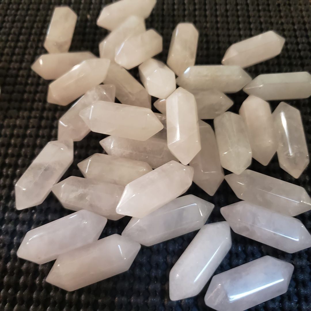 AzoniaShop's tweet image. We have some double terminated rose quartz points! 😍😍😍😍😍

#azonia #azoniashop #shoplocal #Quartz #crystals #minerals #medfordlocal #Medford #NewJersey