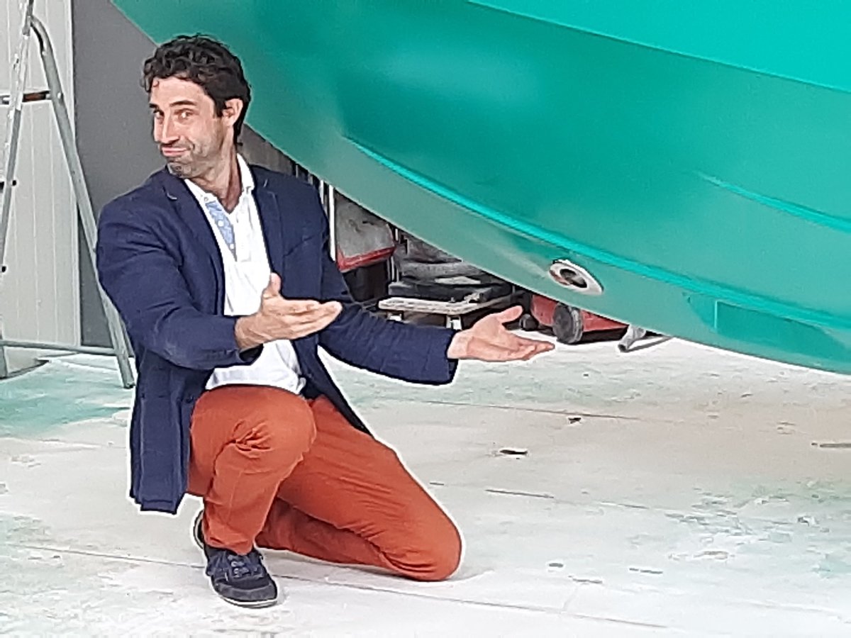 toostenrijk's tweet photo. Bij de start van de afbouw van de #FuturoMK1 in de #Maakhal #Duurzaamheidsfabriek. Elio Barone geeft de aanwezigen een inkijkje over de stand van zaken. Een prachtig voorbeeld van innovatieve ontwikkelingen in de #Drechtsteden. #EconomicDevelopmentBoard https://t.co/tEqDs6d2z9