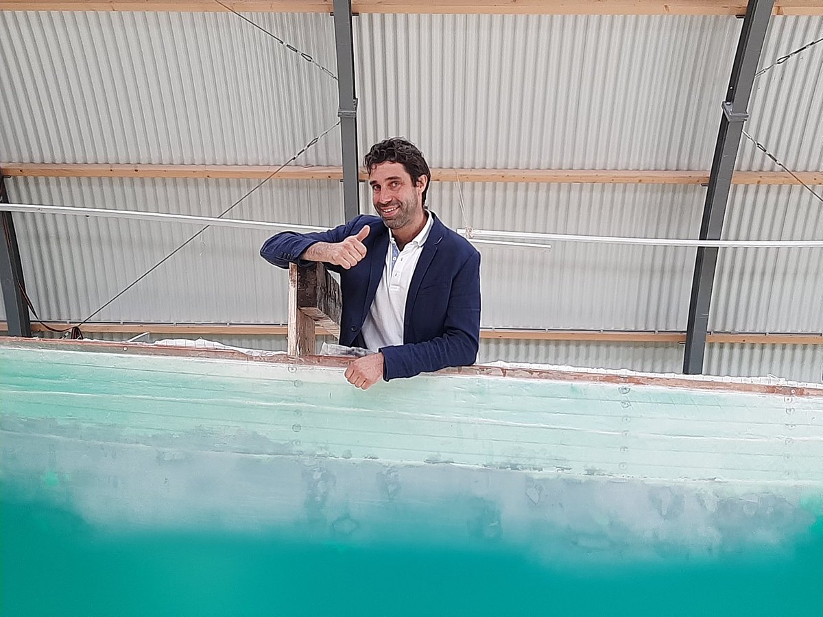 toostenrijk's tweet photo. Bij de start van de afbouw van de #FuturoMK1 in de #Maakhal #Duurzaamheidsfabriek. Elio Barone geeft de aanwezigen een inkijkje over de stand van zaken. Een prachtig voorbeeld van innovatieve ontwikkelingen in de #Drechtsteden. #EconomicDevelopmentBoard https://t.co/tEqDs6d2z9
