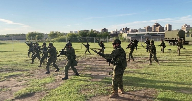 3CdnDiv3DivCA's tweet photo. L'entraînement se poursuit au sein du #38GBC, même dans l'environnement COVID-19. Des protocoles de sécurité sont en place pour éviter la propagation de la maladie. Ce cours d'infanterie à Saskatoon permet de s'entraîner tout en maintenant des mesures physiques de distanciation. https://t.co/mzLYZ0L1uS
