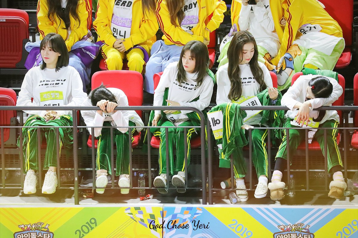 joyrinators's tweet photo. look at the maknaes https://t.co/qEasqoHQIs