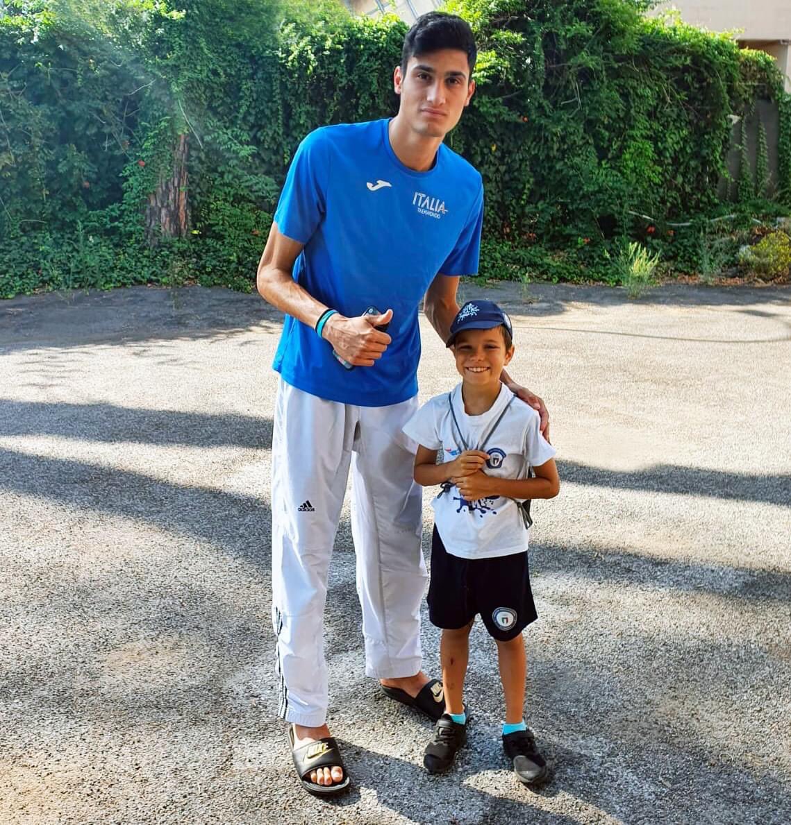 taekwondofita's tweet photo. Dagli #EduCampCONI di #Roma 🎙Nicolò, atleta che pratica #taekwondo 🥋Foto di rito con Simone #Alessio e battuta inaspettata: "ti ammiro e per questo non vorrei mai vincere il Mondiale in futuro altrimenti significherebbe che sarei diventato più alto e più forte di te" #itatkd 😂 https://t.co/zbJpj3eYue