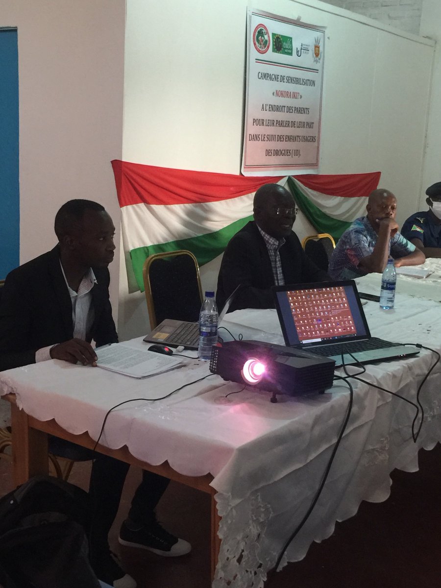 UrumuriN's tweet photo. @vh_action , #SAD, #ABMPD en collaboration avec le @BurundiGov lancent une campagne de sensibilisation « Nokora iki? » Ă lâendroit des parents pour leur parler de leur part dans le suivi des enfants usagers des drogues (UD).
#Burundi #Santé https://t.co/1bozg2rDXW
