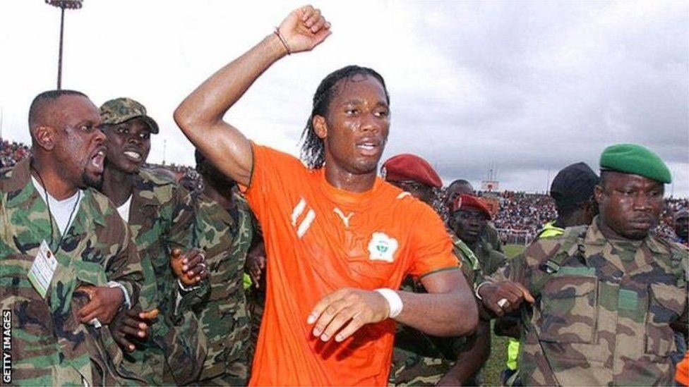 Encore une fois, est-ce que l’on a vu un Ballon d’Or décerné :- à Drogba pour avoir stoppé une guerre civile en Côte d’Ivoire ?- Ballon d’Or d’honneur pour Socrates pour sa rébellion ?- à Ribéry pour ses nombreux dons ?Ben non. Car rien de tout ça ne rentre en compte.