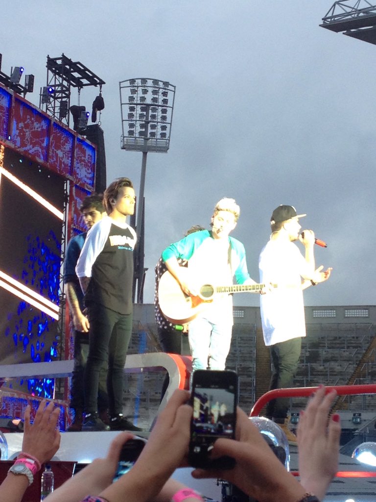 CanadHoran's tweet photo. Throwback to when I flew from Canada to Ireland to see #OneDirection play at Croke Park in 2014 #10YearsOfOneDirection #10YearsOf1D https://t.co/V7YyUNu1BR