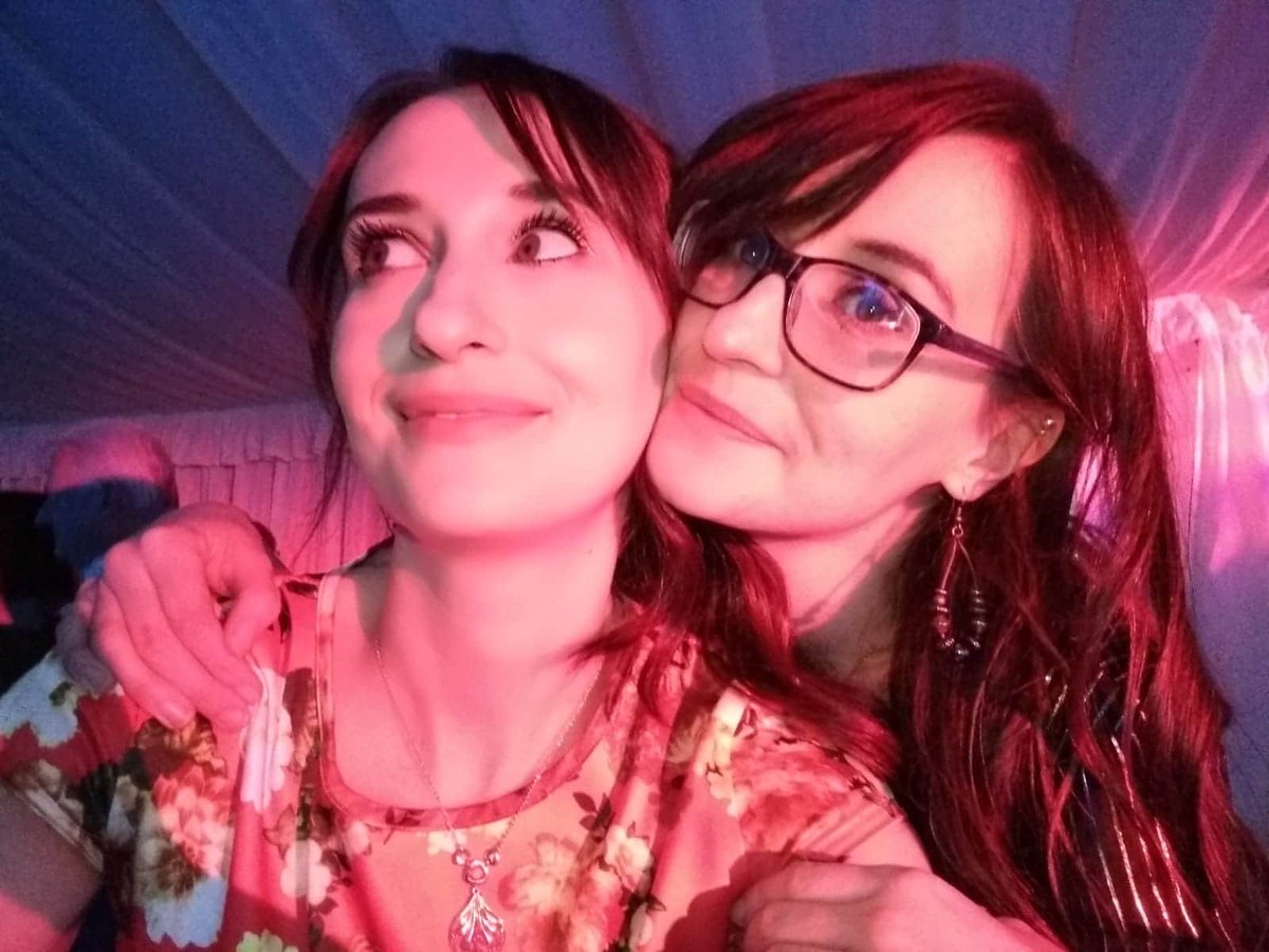 Thrilled that 'I Heard' is getting it's first US radio play on Andy Zicklin's @amazingradiousa show tonight between 8 - 9pm! Click the link to listen in live (bottom of page). 
                            👭👬👬🎶🎶🎶🎶
 amazingradio.com/shows/andy-zic…