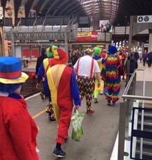 die__youngxx's tweet photo. #10YearsOf1D
#10YearsOfOneDirection 
fotos inéditas do fandom esperando o menino zayn malik se manifestar. https://t.co/kBz9MGI92Q