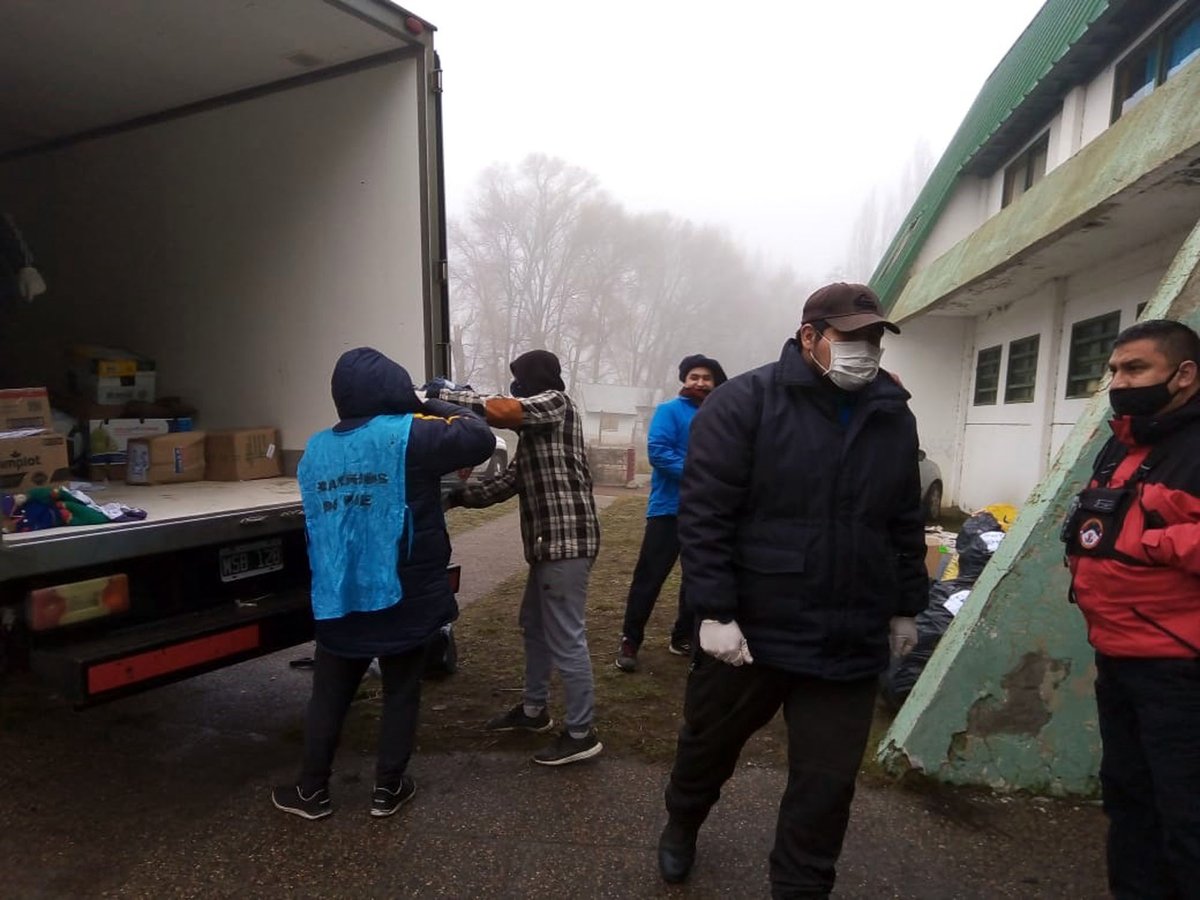 BarriosdePieNeu's tweet photo. Queremos agradecer a las vecinas y los vecinos de Neuquén que han respondido muy rápido y muy bien a esta convocatoria. Esta primera etapa de la campaña salió muy bien, ya se han enviado donaciones a Zapala, Junín de los Andes, Chos Malal, y en barrios de la Capital. https://t.co/ap3yrMasft