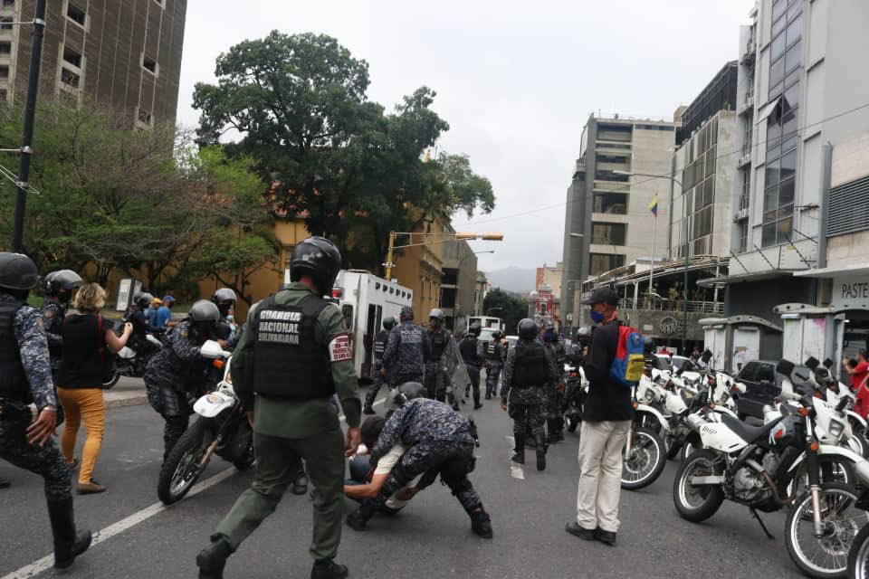 milmanrique's tweet photo. #23Jul como siempre los SALVAJES GNB, PNB y COLECTIVOS agrediendo a periodistas y personas de la tercera edad.¡Cobardes! 

PNB se llevó detenido a Carlos Julio Rojas y otro manifestante en Plaza La Moneda #Caracas  📷 @EfectoCocuyo https://t.co/KOVxfuIhxW