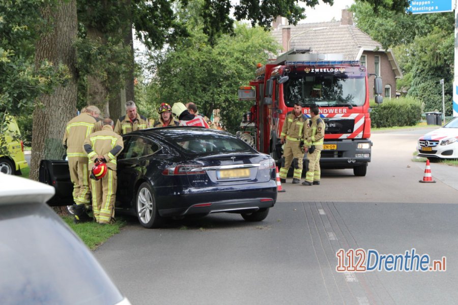 Auto met daarin twee kinderen botst frontaal tegen boom in #Meppen. 112Drenthe.