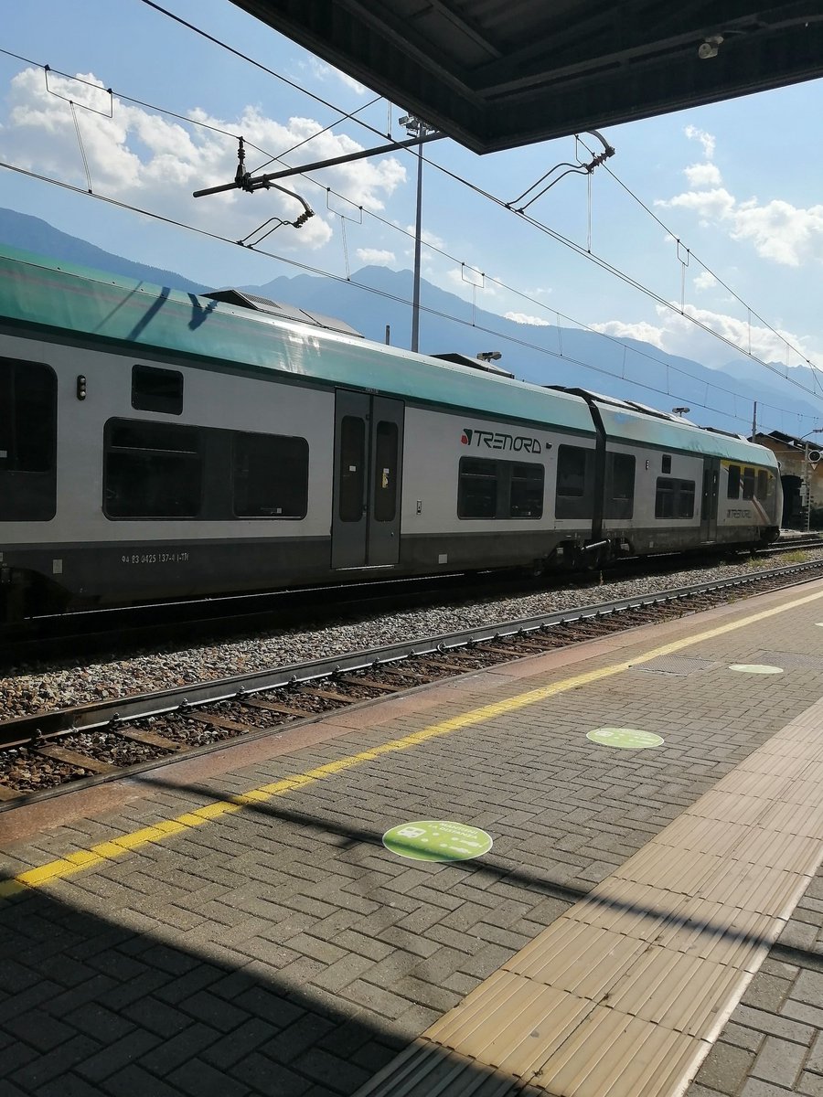 🇬🇧 Train from #Tirano to #Milano Centrale operated by #TrenNord, a division of TrenItalia with huge #airconditioning systems on the roof.
🇨🇵 Train de Tirano à Milano Centrale exploité par TrenNord, une division de #TrenItalia, avec d'énormes systèmes de climatisation sur le toit.