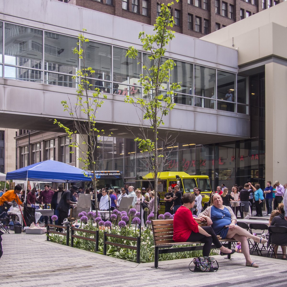 thinkConfluence's tweet photo. The revitalized Walnut Street corridor in Downtown Des Moines enhances the pedestrian experience and was crafted to attract new retail and restaurant uses to this urban district. #ConfluenceTBT https://t.co/IjonQ1I462