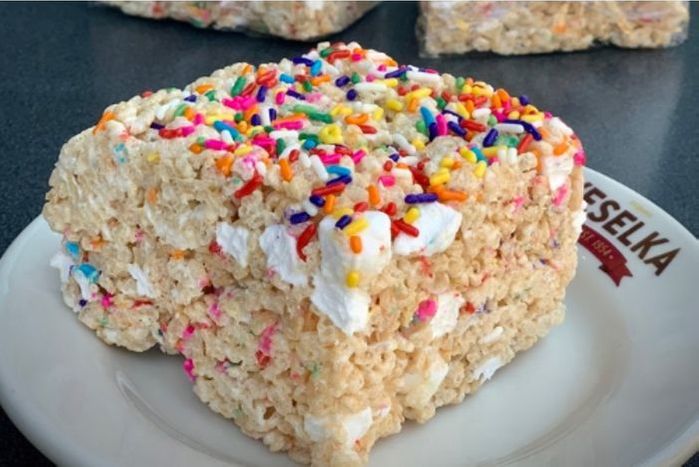 VeselkaEssex's tweet photo. The Veselka hommade rainbow krispie treat. 
Not for nuthin', Veselka is the Ukrainian word for Rainbow. 

Now available through @shopmercato (don't forget your $20 off on a #shopmercato order of $100 or more). 

#veselkaessex #themarketline #veselkakrispietreat #ricekrispietreat https://t.co/XzioVndUkX