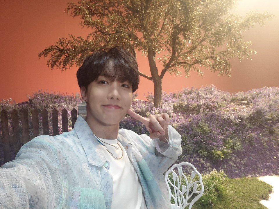 taejoonglow's tweet photo. don't you just love it when hobi https://t.co/jEL20PB7zh