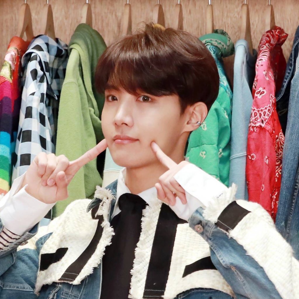 taejoonglow's tweet photo. don't you just love it when hobi https://t.co/jEL20PB7zh