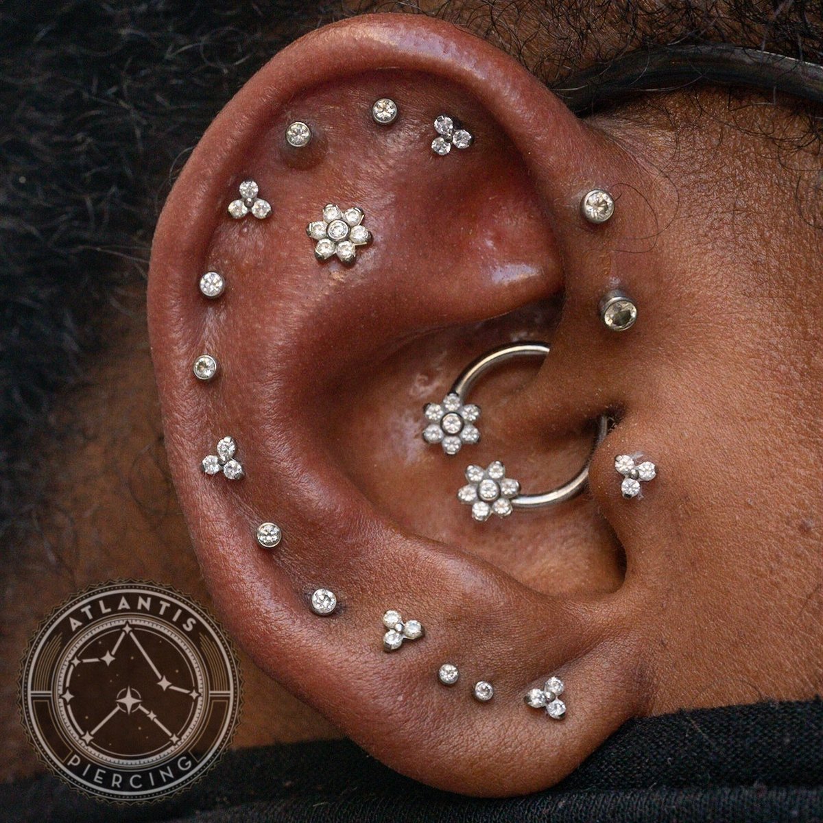 AtlantisLyon's tweet photo. Avec 16 piercings réalisés par David et étalés sur quasiment 2 ans, le projet de Berri pour son oreille droite est enfin terminé 😍
Encore quelques mois de cicatrisation et nous pourrons nous pencher sur l’oreille gauche.
#atlantispiercing #earproject #curatedear #neometaljewelry https://t.co/SZylb41L4W