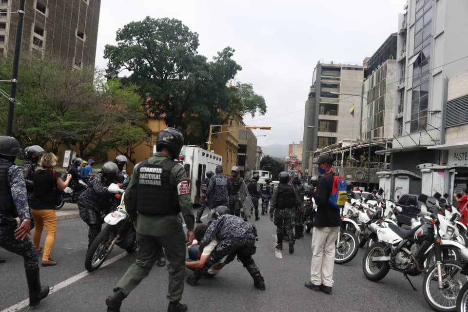 luisgonzaloprz's tweet photo. #ATENCION Hace minutos la PNB, GNB y Colectivos agredieron a pensionados y jubilados quienes protestaban frente al IVSS en #Caracas también golpearon a varios abuelit@s y los lanzaron al piso, rompiendo sus pancartas y llevándose detenido a @CarlosJRojas13
📸: @EfectoCocuyo https://t.co/DVJbsD9lIL