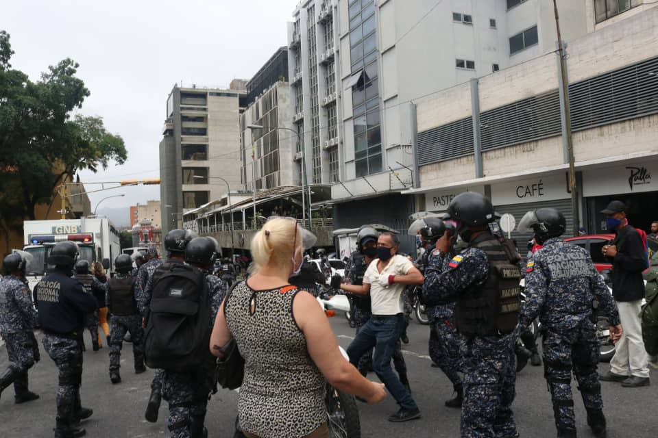 luisgonzaloprz's tweet photo. #ATENCION Hace minutos la PNB, GNB y Colectivos agredieron a pensionados y jubilados quienes protestaban frente al IVSS en #Caracas también golpearon a varios abuelit@s y los lanzaron al piso, rompiendo sus pancartas y llevándose detenido a @CarlosJRojas13
📸: @EfectoCocuyo https://t.co/DVJbsD9lIL