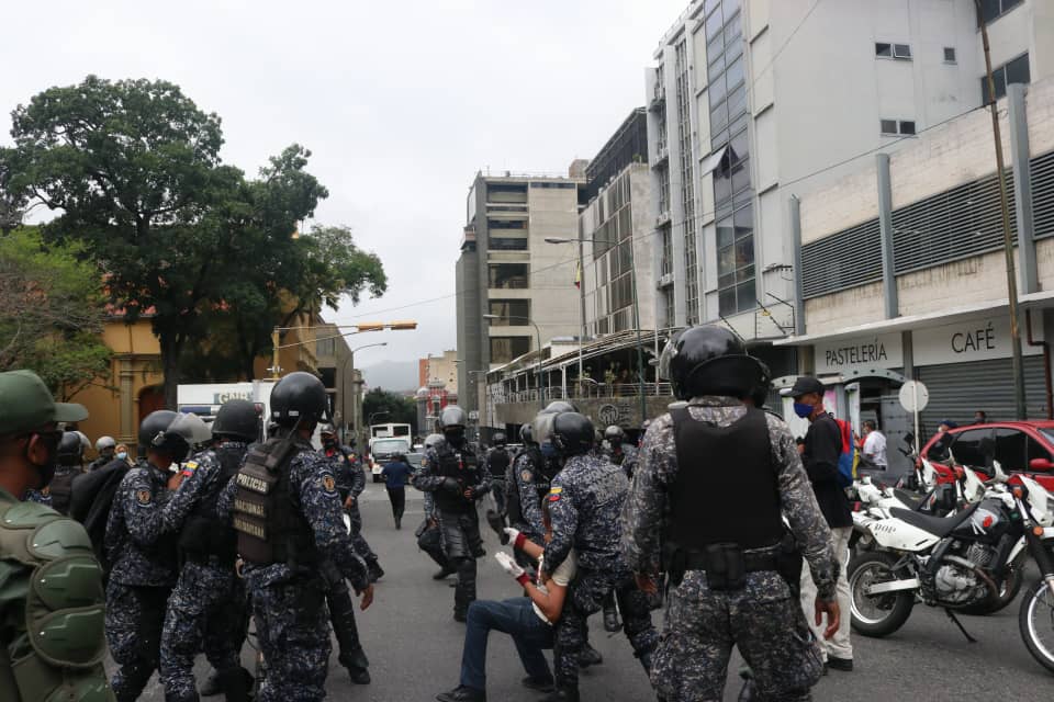 luisgonzaloprz's tweet photo. #ATENCION Hace minutos la PNB, GNB y Colectivos agredieron a pensionados y jubilados quienes protestaban frente al IVSS en #Caracas también golpearon a varios abuelit@s y los lanzaron al piso, rompiendo sus pancartas y llevándose detenido a @CarlosJRojas13
📸: @EfectoCocuyo https://t.co/DVJbsD9lIL
