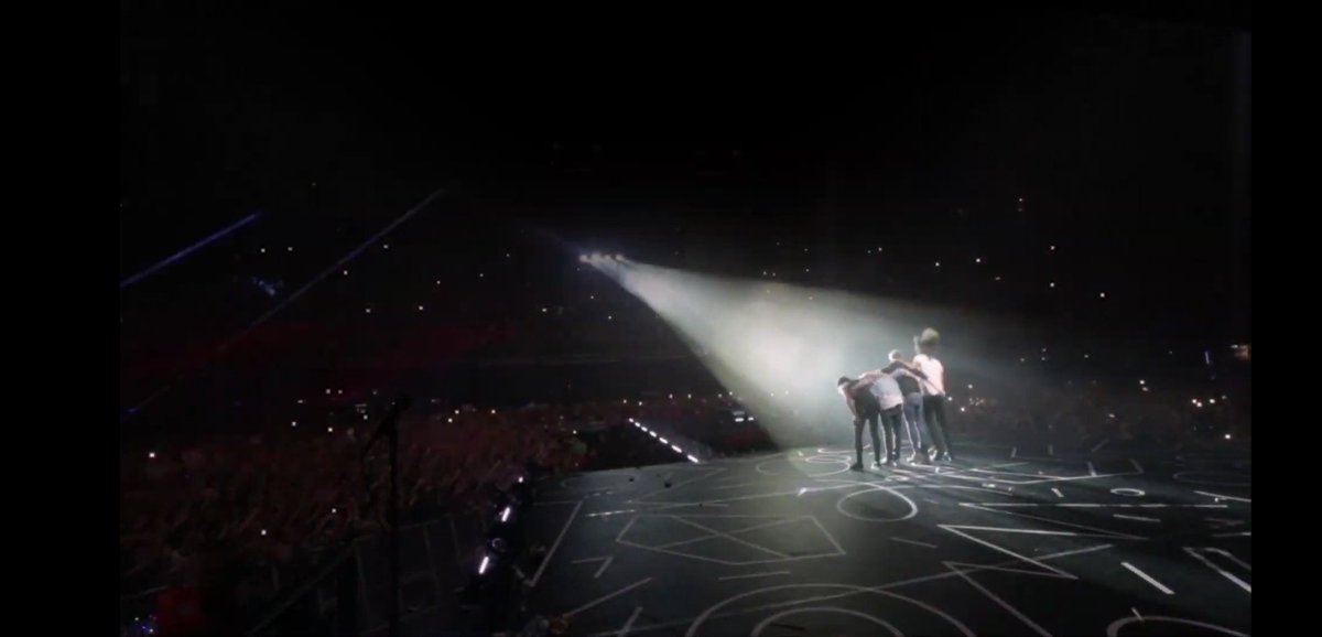kissmeyoufool1's tweet photo. COME STATE? IO SONO UFFICIALMENTE MORTA. HO SPERATO FINO ALLA FINE CHE NON FINISSE MAI #10YearsOfOneDiretion https://t.co/WTPFkRO314