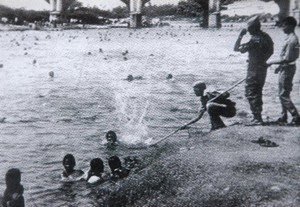 தாமிரபரணி நதிக்குள் குதித்தவர்களையும் விரட்டி விரட்டி அடித்தது காவல்துறை. இக்கொடுமைகளைப் படம் பிடித்த பத்திரிகையாளர்களும் தாக்கப்பட்டனர்.ஒன்றரை வயது பாலகன் விக்னேஷ் உள்ளிட்ட 17 பேர் அநியாயமாக அடித்தே கொலை செய்யப்பட்டனர்.