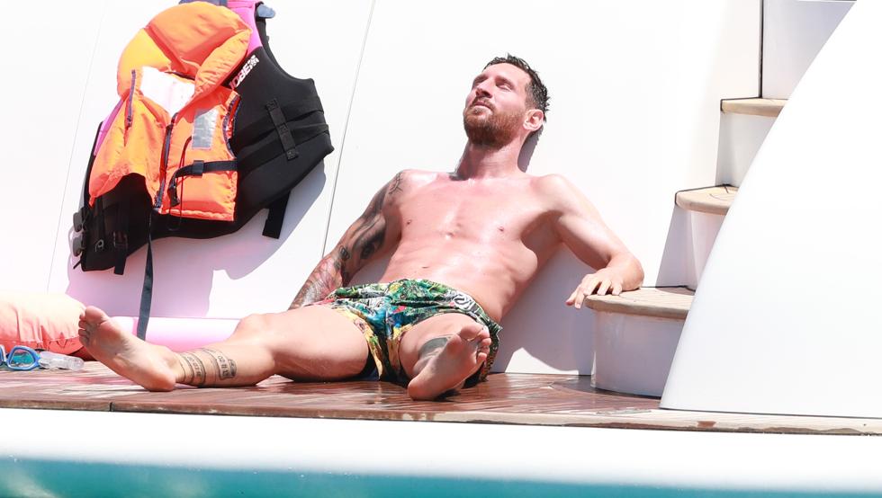 BarcaUniversal's tweet photo. 📸 — Lionel Messi enjoying vacation. https://t.co/kOuZMHgUWR
