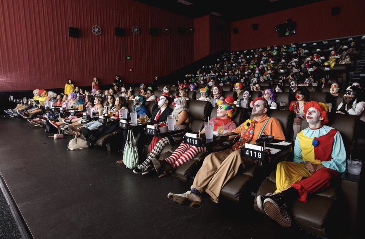 valetommomalik's tweet photo. Aquí el fandom esperando que algo más pasará en el video #10YearsOfOneDirection
#DIRECTIONERSBREAKTHEINTERNET #10YearOf1D https://t.co/4C8P2G5a0N