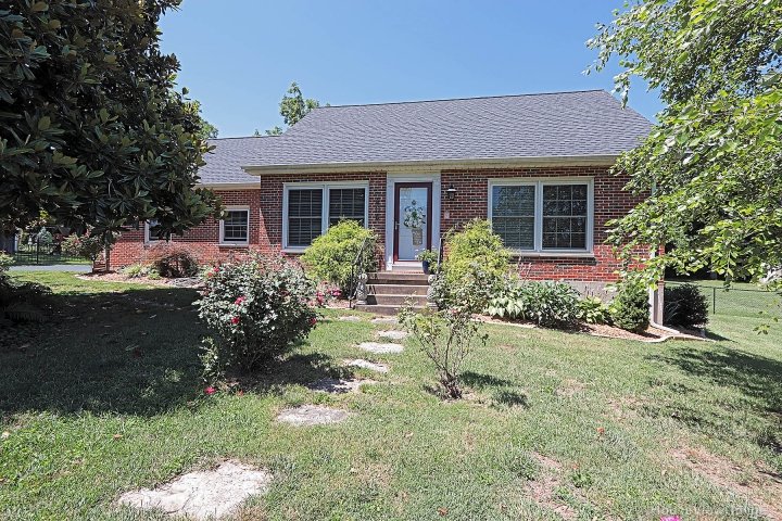 hvol's tweet photo. Single Family Home for sale at
605 Hillsboro Road , Farmington MO 63640
https://t.co/qooqSzH1lG
#Farmington #RealEstate #HomeForSale #Missouri #HouseViewOnline https://t.co/ReGPbc77DK