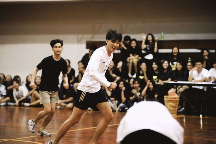 Selain anak bola, dia anak basket juga..