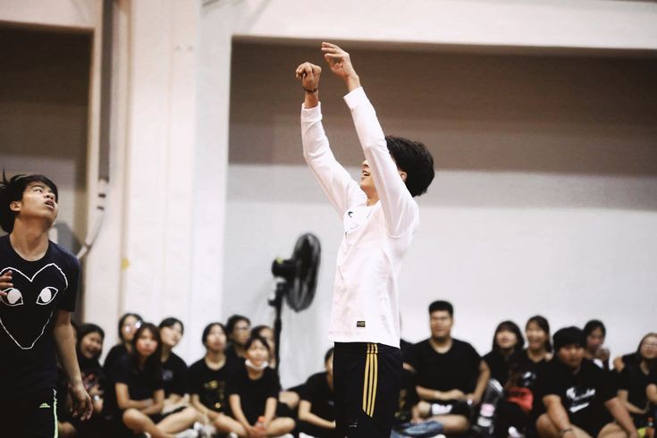 Selain anak bola, dia anak basket juga..