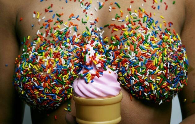 SquimpyFudger's tweet photo. My girlfriend asked me if I wanted an ice cream with hundreds and thousands or shall we call them sprinkles. I said yes. Kind of stingy with the ice cream though. https://t.co/HQiOWF4Fh3