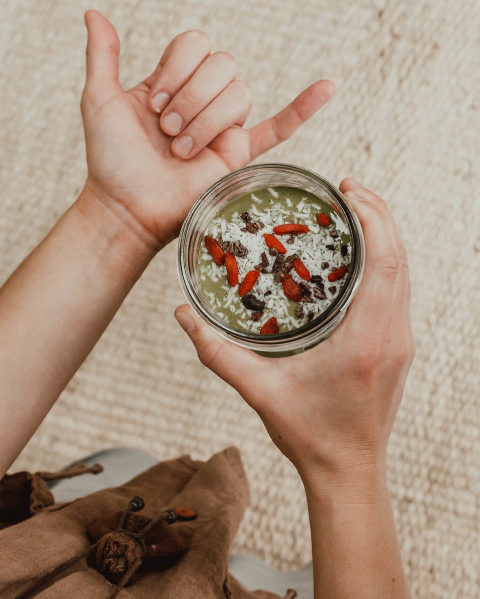 lonehawkwriter's tweet photo. 2 cups of fresh curly kale. 1 cup-ish coconut milk, couple tablespoons of coconut yogurt, 1 whole banana, 1/3 cup frozen strawberries, 1/3 cup frozen mango, 1 heaping scoop of plant-based protein powder, topped with dehydrated coconut, cacao nibs, goji berries. ☀️🌺Started https://t.co/jqNB4W4562