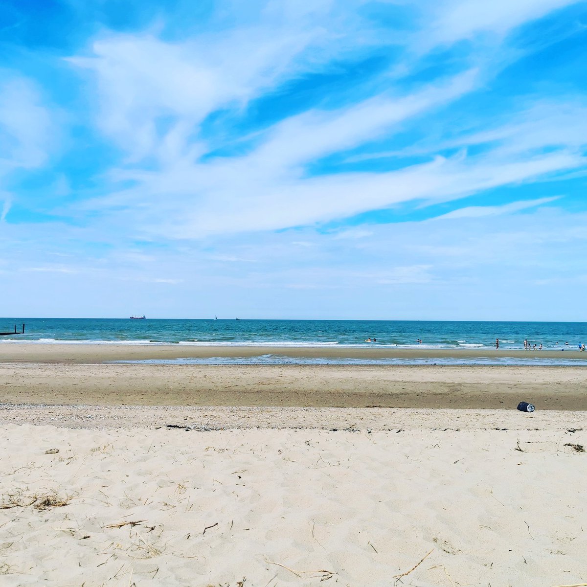 m_v_p_4's tweet image. 👏🏻👏🏻👏🏻 Complimenten aan de @strandpost20 
Vanmiddag waren ouders hun zoon kwijt op het strand. Binnen no time alle strandwachten in actie, kind snel gevonden en herenigd met ouders! 
@gemsluis #Cadzandbad #Zeeland #ZeeuwsVlaanderen